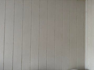 Wandpaneel van witte MDF‑planken voor wandbekleding