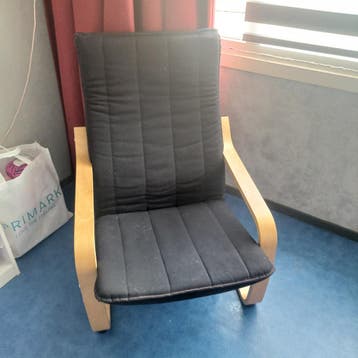 Gratis af te halen stoel met zwart kussen