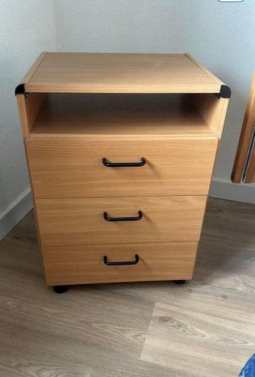 Nachtkastje op wielen