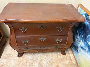 Gratis 2 donker eiken kastjes , buik kastje en bureau kastje