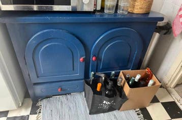 Blauw houten kastje met lades en deurtjes