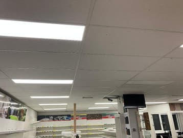 Systeemplafond met LED lampen