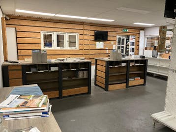 3 stuks verkoopbalie's