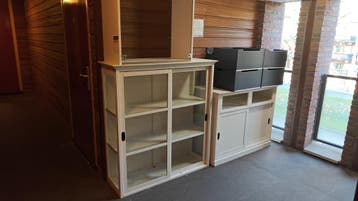 Gratis af te halen: Kasten met glazen en dichte deuren