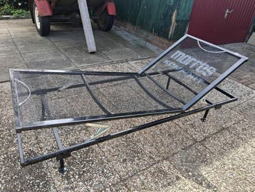 Gratis  1 persoons bed  met hoofd einde wat om hoog kan en v