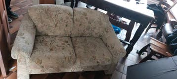 2 zits bank 2 delige vitrine kast (gratis)