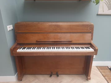 Gratis Knight Piano met pianokruk - London