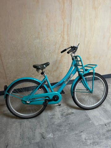 Leuke turquoise meisjesfiets met voordrager