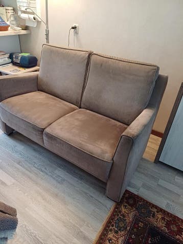 stevige 2- en 2,5 zitsbankstel; donkerbruine bekleding.