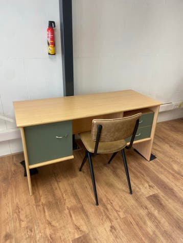 Gratis bureau (eventueel inclusief stoel!) 145x58 cm