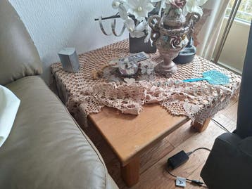 Gratis: Eetkamerset en bijzettafels, grote kast licht eiken