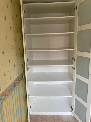 Witte kast met glazen deuren