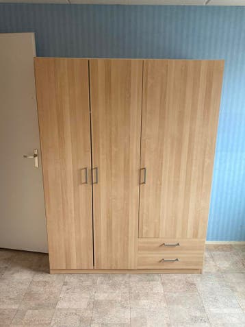 Kledingkast met planken en hangruimte