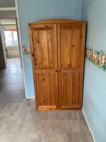 Grenen kledingkast