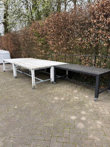 Houten tafels op wieltjes