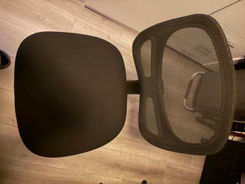 Zwarte bureaustoel met gaasrug