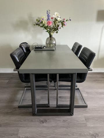 Eiken Eettafel + 4 stoelen.