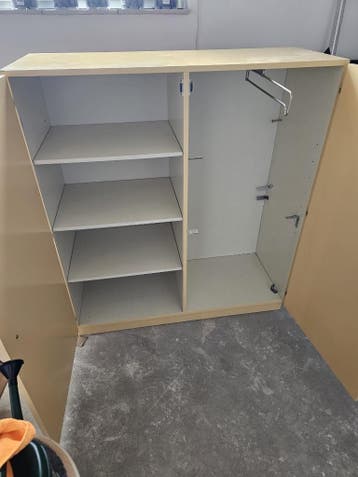 gratis kast met schappen