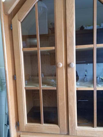 Houten vitrinekast met lade en deurtjes