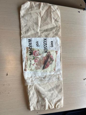 Graankussen met decoratieve print en kant