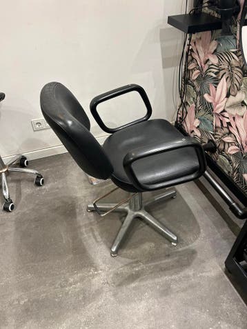 GRATIS!  2 kapperstoelen en stoel met wasbak