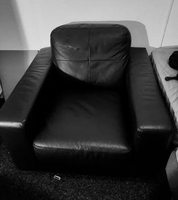 Fauteuil, LG tv en eettafel gratis af te halen