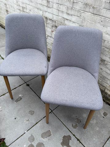 2 licht grijze stoelen