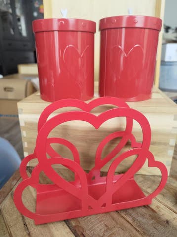 Servettenhouder en 2 blikjes rood met hartjes