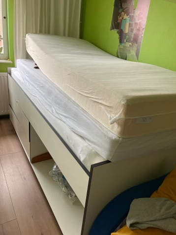 Halfhoogslaper met opbergruimte en lades