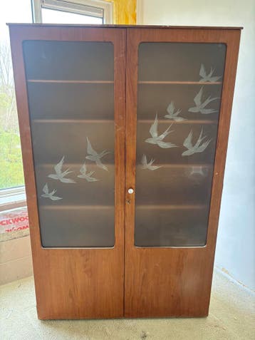 Leuke antieke kast met legplanken! -GRATIS-