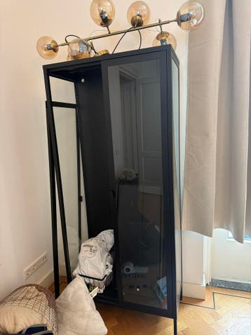 Zwarte vitrinekast met glazen deuren