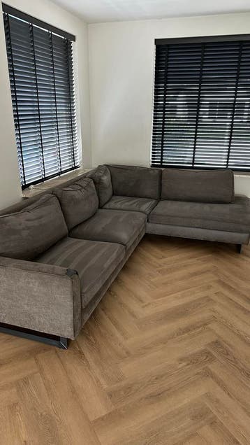 Gratis hoekbank met schade, ideaal voor keet of schuur