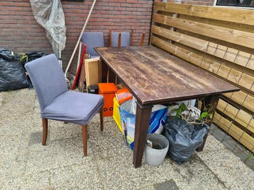 Eettafel met 2 lades en 4 stoelen met hoezen