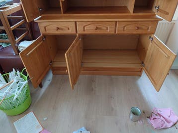 Moet dinsdag 14 april weg: eiken dressoir met vitrinekast