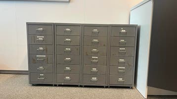 4 ladekastjes op wieltjes, 6 lades per kastje