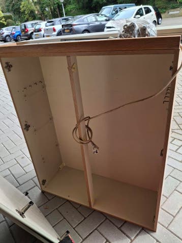 Gebruikt hang keukenkastje, planken, deurtjes