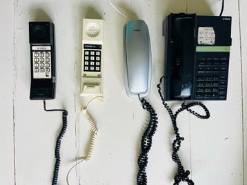 Vier telefoons uit de jaren 80 of 90