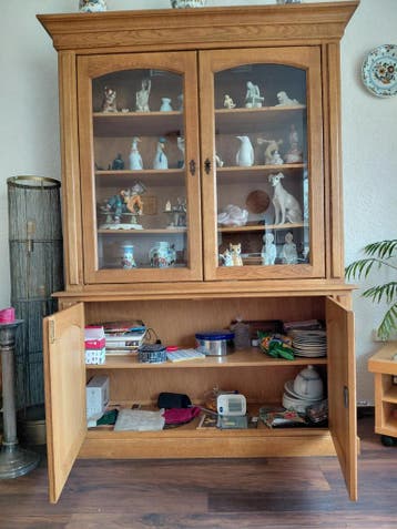 Houten vitrinekast met glazen deuren