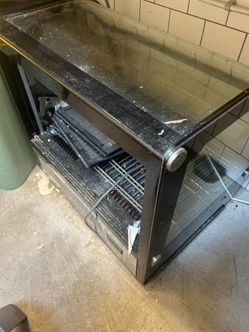 Gratis af te halen, vitrine (STUK)