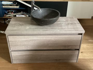 Wastafelmeubel en kraan