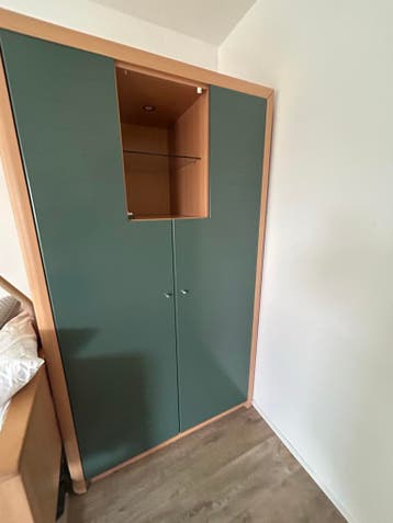 Kledingkast met open vak en deuren