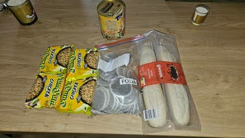 Noodles, koffie, kippensoep en mini baguettes