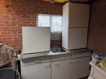 Keukenblok met spoelbak en bovenkasten