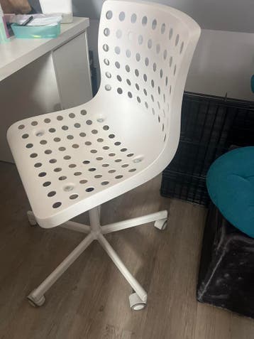 Witte bureaustoel met wieltjes