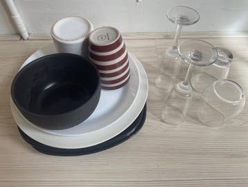 servies (glazen, borden, kommen)