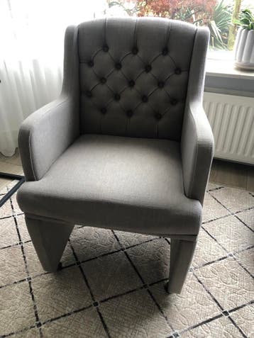 Grijze stoel met knopen