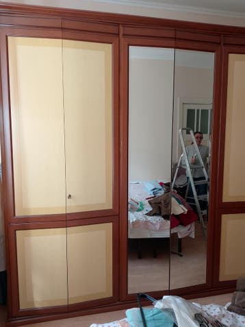 Grote kledingkast met spiegeldeuren