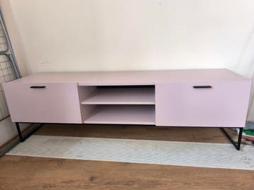 Roze tv-meubel met twee deuren en open vakken
