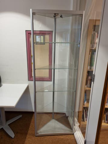 Gratis vitrinekast - sleutel mist, rechterdeel open