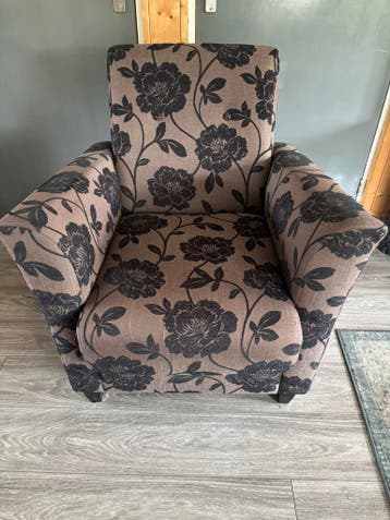 Fauteuil taupe klaur met zwarte bloemen
